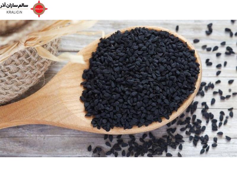 زیره سیاه یک ادویه معروف است که در غذاهای مختلف استفاده می‌شود و خواص بسیاری دارد. پودر زیره سیاه از ریشه گیاهی به نام Curcuma longa به دست می‌آید و در بسیاری از آشپزی‌ها و پزشکی سنتی استفاده می‌شود. در زیر تعدادی از خواص معروف پودر زیره سیاه را بررسی می‌کنیم: