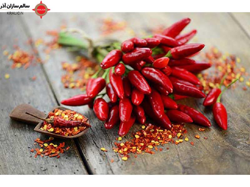 فلفل قرمز یکی از گیاهان بسیار مفید درمانی است. فلفل قرمز باید از فلفل سیاه یا خردل که هر یک به نوعی در رده چاشنی‌های تند قرار می‌گیرند، تفکیک شود. فلفل قرمز به عنوان مسکن و آرامبخش عمل می‌کند و محرک نیست. به عنوان مثال، می‌توان فلفل قرمز را بر روی زخم‌های باز قرار داد و از آن بهره برد، در حالی که خردل و فلفل سیاه خواص درمانی ندارند.