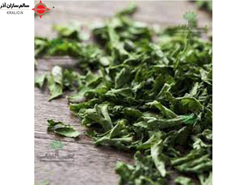 جعفری گیاهی است علفی، دوساله و معطر که ارتفاع آن تا ۷۰ سانتیمتر می‌رسد. برگ‌های آن برنگ سبز تیره و دارای بریدگی‌های لوزی یا مثلث شکل با تقسیمات ریشه‌ای است. گل‌های جعفری کوچک برنگ مایل به سبز و بصورت چتری می‌باشد و میوه آن کوچک به درازای ۲ میلیمتر و به قطر یک میلیمتر و دارای بوی معطر است.