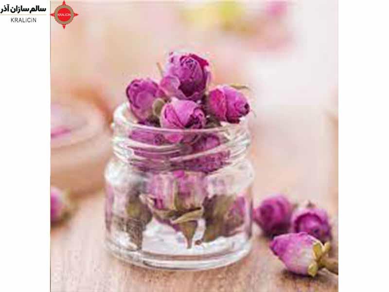 غنچه گل محمدی تازه، یکی از زیباترین گل‌های محبوب دنیا است که بومی منطقه خاورمیانه و آسیای مرکزی است. این گل با نام علمی Rosa damascena شناخته می‌شود و بوی بسیار خوشبو و شیرین دارد. غنچه‌های گل محمدی به عنوان یکی از اصلی‌ترین مواد مورد استفاده در تولید عطر و ادکلن شناخته شده‌اند و همچنین برای تزئین کیک و شیرینی، تهیه مربا و جلی، تهیه چای گل محمدی و استفاده در غذاهای سنتی مورد استفاده قرار می‌گیرند.