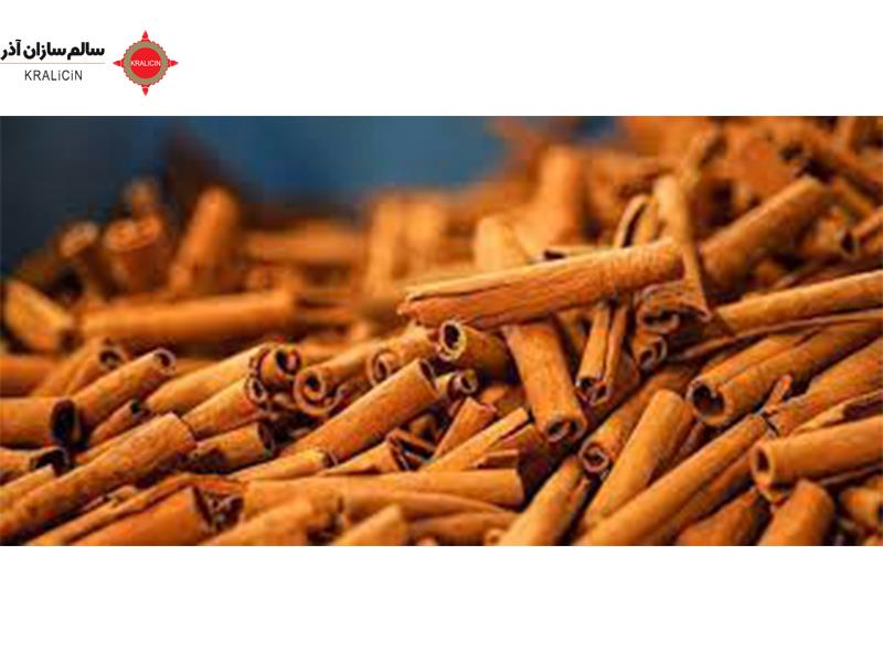چوب دارچین یک نوع ادویه‌ای است که از قسمت داخلی درخت دارچین استخراج می‌شود. این چوب با رنگ سفیدی به رنگ قهوه‌ای تیره دارای عطر و طعم شیرین و تند می‌باشد و در بسیاری از غذاهای مختلف به عنوان یک ادویه مورد استفاده قرار می‌گیرد. از دیگر مصارف این چوب می‌توان به استفاده در تهیه عطر و صابون نیز اشاره کرد.