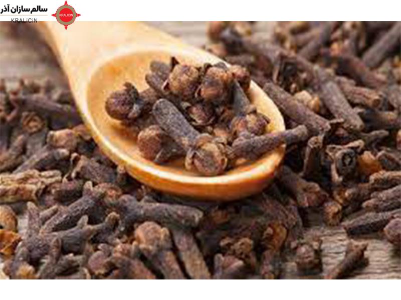 میخک خوراکی یکی از غذاهای محبوب در برخی مناطق است. این میخک‌ها معمولاً از چوب یا بامبو ساخته شده‌اند و برای سرو غذاها به‌کار می‌روند. انواع میخک خوراکی به شکل زیر می‌باشد: