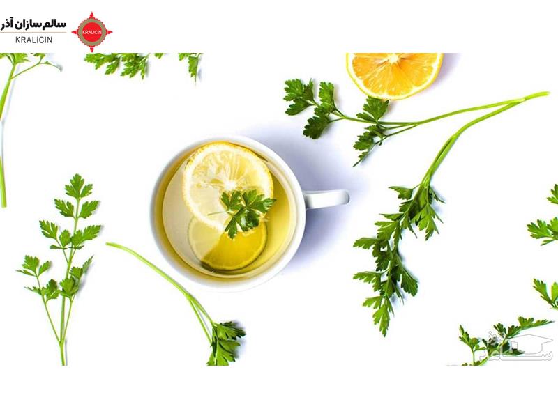 دمنوش جعفری خشک یک نوشیدنی گیاهی است که از برگ‌ها و ساقه‌های خشک شده جعفری تهیه می‌شود. جعفری گیاهی است که در باغچه‌ها و فضای باز کشت می‌شود و در آشپزی و تهیه غذاها به‌طور گسترده مورد استفاده قرار می‌گیرد. دمنوش جعفری خشک به عنوان یک چای گیاهی محبوب استفاده می‌شود و دارای برخی خواص سلامتی است. در زیر برخی از خواص محتمل دمنوش جعفری خشک را بررسی می‌کنیم: