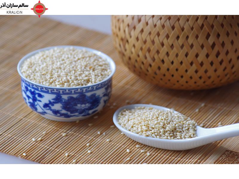 کنجد سفید (Sesamum indicum) یک گیاه علوفه‌ای است که در بسیاری از مناطق جهان کشت می‌شود. بذرهای کنجد سفید دارای رنگ سفید و پوسته نازکی هستند. این بذرها به دلیل خواص مغذی و طعم خوبی که دارند، در آشپزی و تهیه انواع غذاها و تنقلات مورد استفاده قرار می‌گیرند.  در زیر به برخی از خواص کنجد سفید اشاره می‌کنم: