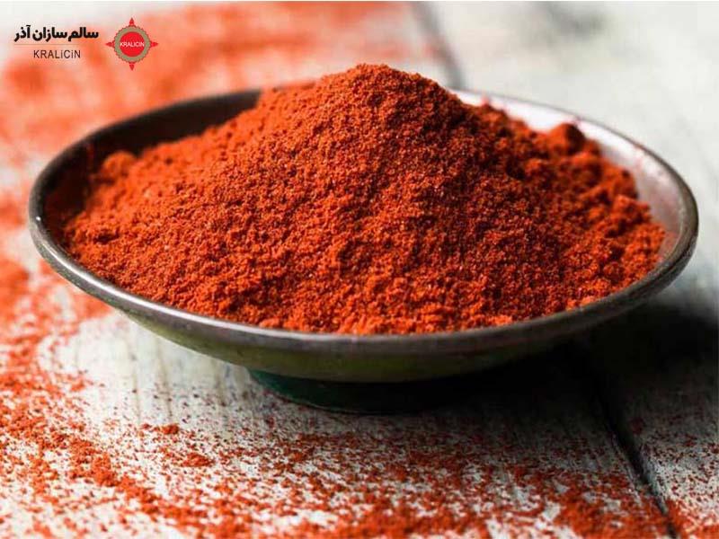 پودر پاپریکا معمولاً از فلفل قرمز خشک و خرد شده تهیه می‌شود. این پودر در غذاهایی مانند کباب، خورشت و سالاد‌ها به‌عنوان چاشنی مورد استفاده قرار می‌گیرد. همچنین در بسیاری از غذاهای جهانی نظیر آشپزی مکزیکی، آمریکای لاتین و مراکشی نیز استفاده می‌شود