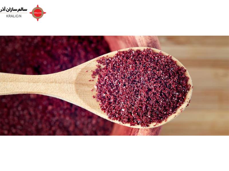 سماق قرمز یک ادویه محبوب در آشپزی است که از میوه درخت سماق قرمز بدست می‌آید. سماق قرمز به دلیل طعم تند و ترش خود، به غذاها طعم و مزه ممتازی می‌بخشد. این ادویه در فرهنگ‌های آشپزی مختلف استفاده می‌شود و در غذاهای خاورمیانه و مناطقی مانند ایران، ترکیه و لبنان بسیار محبوب است.  خواص و کاربردهای سماق قرمز عبارتند از: