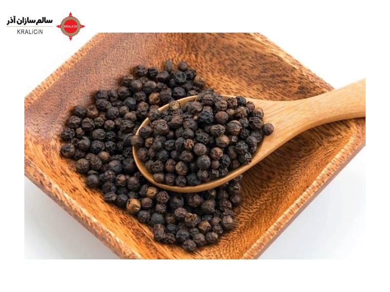 فلفل سیاه، یکی از پرمصرف‌ترین ادویه‌های جهان است که در تقریباً تمام غذاها به عنوان ادویه‌ای محبوب استفاده می‌شود. فلفل سیاه از دانه‌های خشک شده درخت فلفل سیاه به دست می‌آید. این دانه‌ها پس از خشک شدن، رنگ سیاهی به خود می‌گیرند و با فشردن آن‌ها به شکل پودر تبدیل می‌شوند. فلفل سیاه شاید به نظر بی‌ارزش بیاید، اما در واقع حاوی مقدار قابل توجهی مواد مغذی است که به سلامتی مفید هستند.