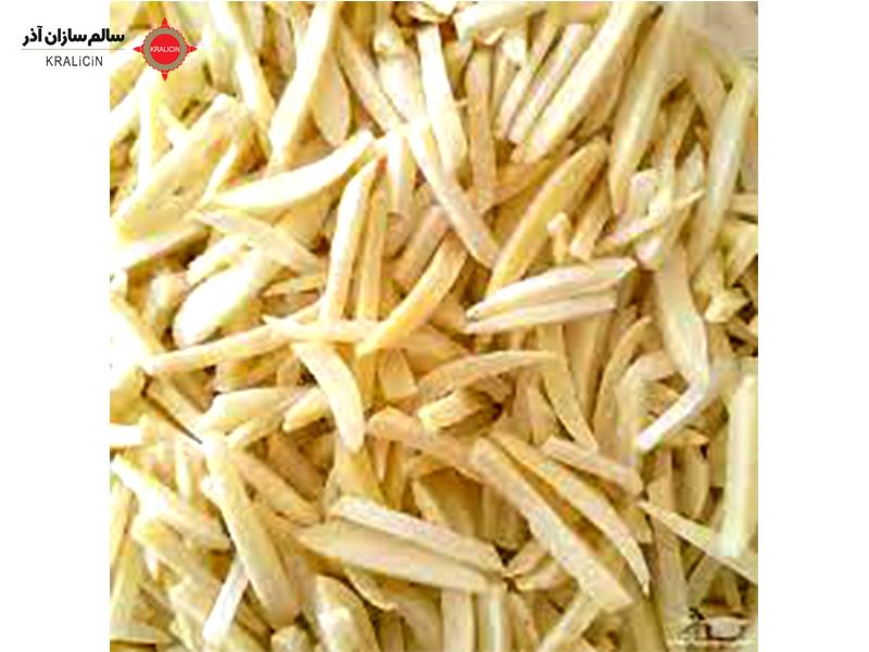 خلال بادام مربوط به پوست خارجی بادام است که پس از خرد کردن و باز کردن پوست داخلی بادام، به دست می‌آید. این خلال‌ها دارای رنگ قهوه‌ای تیره و سختی متوسطی هستند. خلال بادام اغلب در تهیه شیرینی‌ها، تنقلات، آجیل‌ها و دسرها استفاده می‌شود.  خواص و کاربردهای خلال بادام عبارتند از: