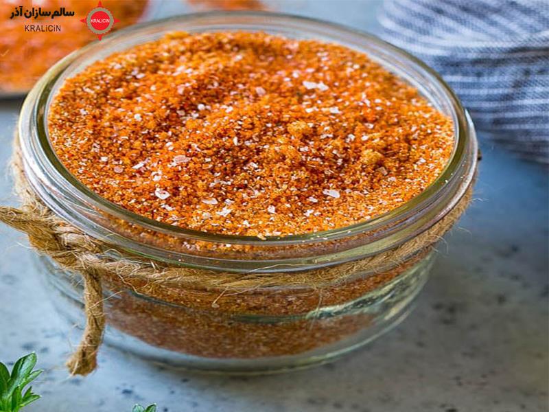 کباب و استیک هر دو غذاهایی هستند که از گوشت تهیه می‌شوند و در بسیاری از فرهنگ‌ها محبوبیت دارند. اما تفاوت‌هایی نیز بین آنها وجود دارد.  کباب: کباب یک غذای مشترک در فرهنگ‌های مختلف است. گوشت (معمولاً گوشت قرمز یا مرغ) را به شکل عمودی روی چوب یا چنگال‌های فلزی می‌چینند و سپس روی آتش یا درون یک اجاق کباب می‌پزند. کباب‌ها می‌توانند از انواع مختلف گوشت (مانند گوشت قرمز، مرغ، گوسفند، ماهی و حبوبات) و همچنین ادویه‌ها و طعم‌دهنده‌های متنوعی تهیه شوند. کباب‌ها ممکن است در انواع مختلفی مانند کباب کوبیده،