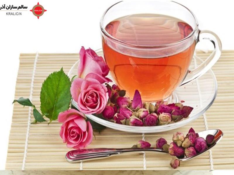 پودر گل محمدی یک ماده طبیعی است که از گل‌های رز سرخ (گل محمدی) به دست می‌آید. این پودر معمولاً با خشک کردن و خرد کردن گل محمدی تولید می‌شود. بعضی از مردم از آن برای مصارف آشپزی، تهیه عطر و اسانس، تزئین غذاها و نوشیدنی‌ها و حتی در تهیه ماسک صورت استفاده می‌کنند.  پودر گل محمدی عطر و طعم خوشایندی دارد و معمولاً به عنوان یک عنصر طعم‌دهنده طبیعی و تزئینی در برخی از غذاها، شیرینی‌ها، کیک‌ها، کلوچه‌ها، ژله‌ها، دسرها و نوشیدنی‌ها استفاده می‌شود.