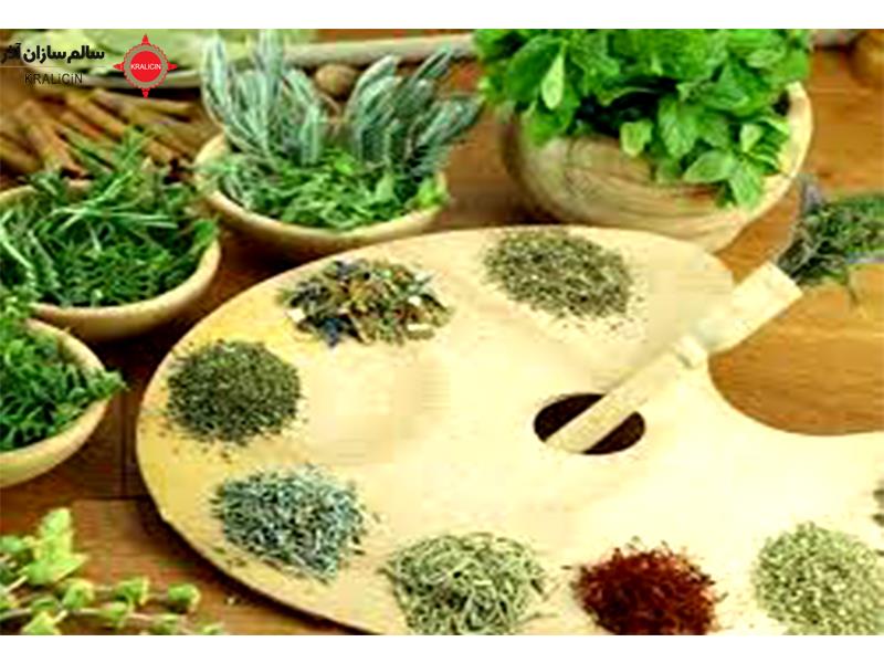 سبزی خشک یا گیاهان خشک شده به مجموعه‌ای از گیاهان سبزیجاتی اطلاق می‌شود که پس از برداشت، خشک شده و به صورت خرده‌باری در دسترس قرار می‌گیرند. این نوع سبزیجات معمولاً در فصل‌هایی که سبزیجات تازه به راحتی در دسترس نیستند، استفاده می‌شوند. به عنوان مثال، در فصل زمستان یا در مناطقی که منابع آب محدودی دارند، استفاده از سبزی خشک می‌تواند یک جایگزین مناسب باشد.  سبزی خشک شامل انواعی از سبزیجات مختلف می‌شود. برخی از معروف‌ترین سبزی‌های خشک شده عبارتند از: