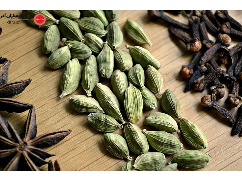 هل یک ادویه قوی و معطر است که از دانه‌های بریده شده گیاه هل (Elettaria cardamomum) به دست می‌آید. این ادویه در آشپزی و پخت و پز مورد استفاده قرار می‌گیرد و به غذاها عطر و طعم متمایزی می‌بخشد. هل از جمله ادویه‌های پرکاربرد در فرهنگ غذایی خاورمیانه، هند، پاکستان و کشورهای آسیای جنوبی است.  ویژگی‌های اصلی هل عبارتند از: