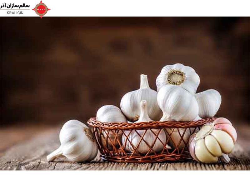 سیر خشک به سیر تازه ای گفته می‌شود که پس از خشک کردن به شکل خشک و چسبنده تبدیل شده است. سیر خشک به عنوان یک ماده غذایی محبوب است و برای استفاده در بسیاری از غذاها، محصولات خوراکی و تنقلات مورد استفاده قرار می‌گیرد.